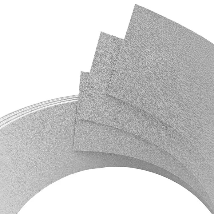 zaun|zu Sichtschutzstreifen Premium 1/3 - 2,55 m x 6,3 cm x 0,1 cm, Lichtgrau - Nahaufnahme von mehreren strukturierten, grauen Kunststoffplatten, die übereinander liegen und einen Bogen bilden.