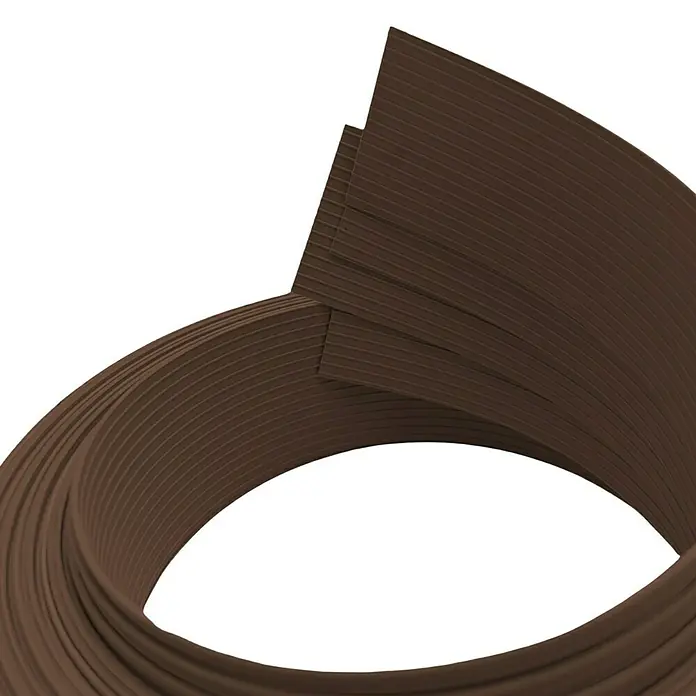 zaun|zu Sichtschutzstreifen Rille 1/4 Set - 2,55 m x 4,7 cm x 0,1 cm, Braun - Nahaufnahme eines braunen flexiblen Kantenumleimers, der sich in einer Rolle windet und eine saubere, professionelle Oberfläche für Möbel bietet.