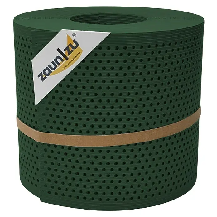 zaun|zu Sichtschutzstreifen Rille Gelocht 20% PP - 26 m x 19 cm x 0,1 cm, Tannengrün - Aufgerollte Zaunfolie in Dunkelgrün mit Sichtschutzlöchern und Zaunlzu-Logo.