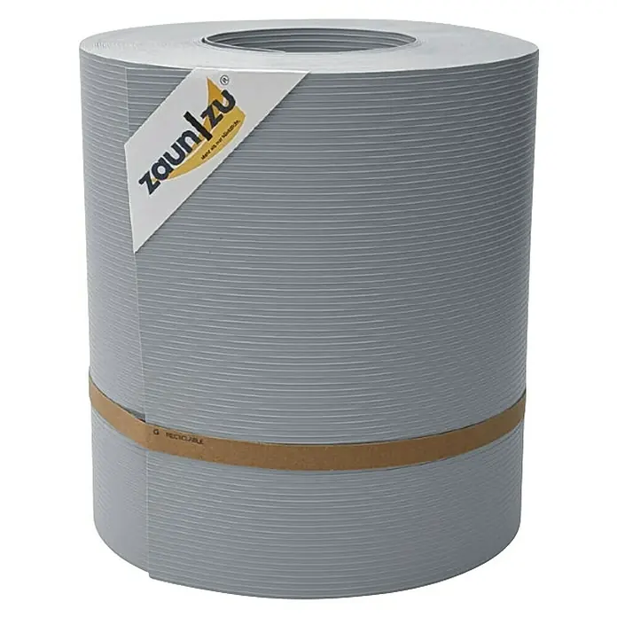 zaun|zu Sichtschutzstreifen Rille Maxi - 26 m x 24 cm x 0,12 cm, Fenstergrau - Nahaufnahme einer Rolle Zaunstreifen von Zaun/zu. Die Rolle ist grau mit horizontalen Linien.