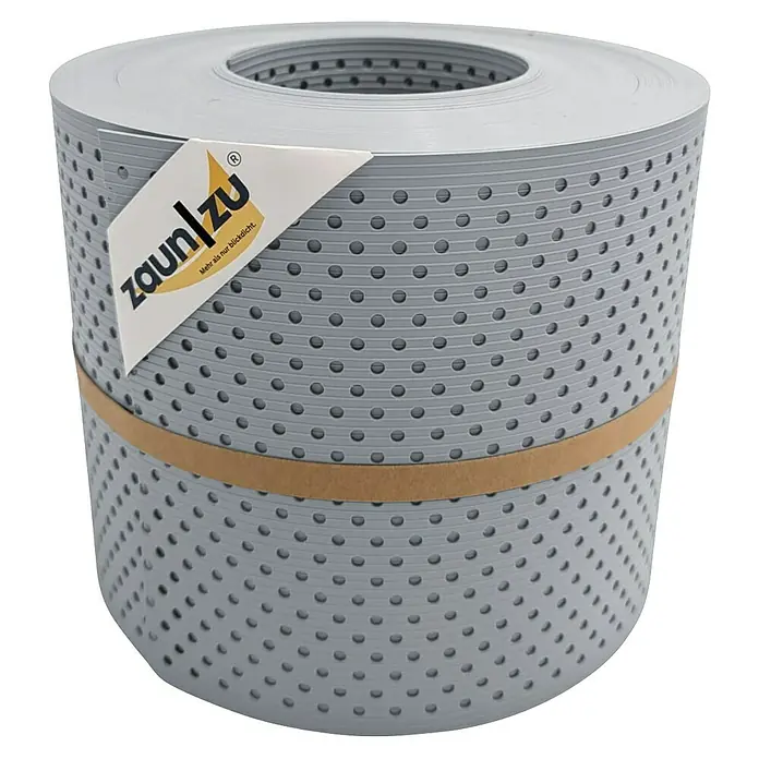 zaun|zu Sichtschutzstreifen Rille Gelocht 15% - 26 m x 19 cm x 0,1 cm, Fenstergrau - Graue Zaunfolie auf Rolle mit Löchern und einem gelben Gummiband. Das Produkt ist ideal für den Sichtschutz im Garten.