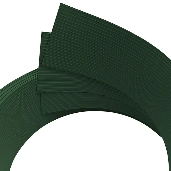 zaun|zu Sichtschutzstreifen Rille Drittel Set - 2,55 m x 6,3 cm x 0,1 cm, Tannengrün - Nahaufnahme von einigen grünen Gummistreifen. Ideal für den Einsatz in der Bauindustrie als Abdichtungsmaterial, ist dies eine hochwertige Versiegelung.