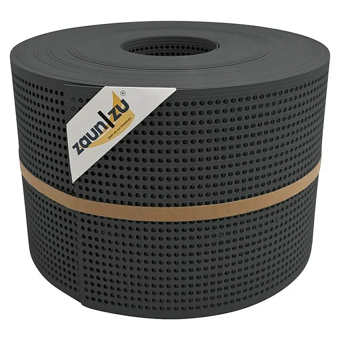 zaun|zu Sichtschutzstreifen Rille Gelocht 30% PP - 50 m x 19 cm x 0,1 cm, Anthrazit - Nahaufnahme einer Rolle Zaunfolie "ZaunZu" in Anthrazit, ideal für Sichtschutz und Windschutz. Mit gelbem Halteband und Markenetikett.