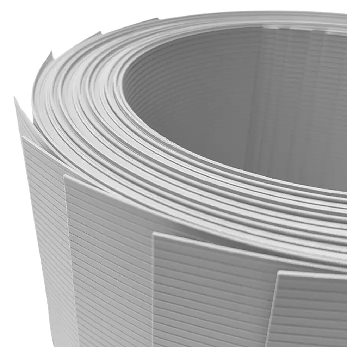 zaun|zu Sichtschutzstreifen Rille 10 x Einzelstreifen - 25,5 m x 19 cm x 0,1 cm, Lichtgrau - Nahaufnahme einer Rolle weißes Kantenband mit feiner Textur, ideal für Möbel- und Innenausbauarbeiten.