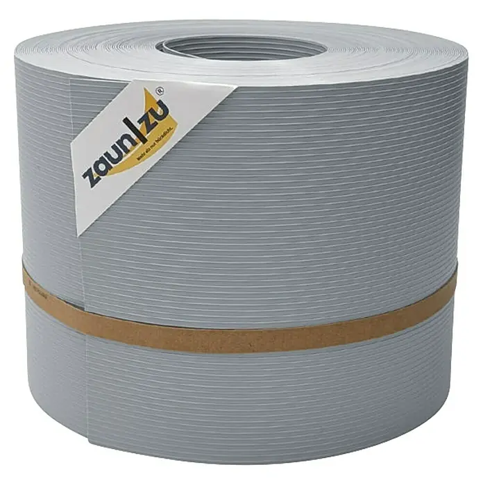 zaun|zu Sichtschutzstreifen Rille - 35 m x 19 cm x 0,1 cm, Fenstergrau - Eine Rolle Zaunstreifen in Grau mit braunem Band und Etikett der Marke "zaun/zu". Das Produkt dient als Sichtschutz für Zäune.