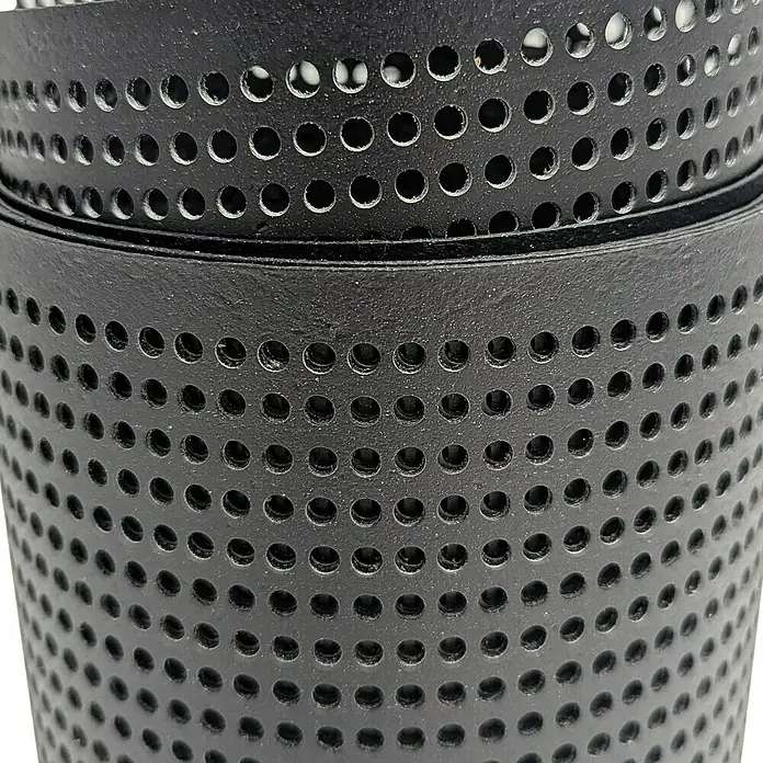 zaun|zu Sichtschutzstreifen Polyal Eco Gelocht 30 % - 2,55 m x 19 cm x 0,1 cm, Schwarz - Nahaufnahme eines schwarzen, perforierten Metallfilters mit regelmäßigen runden Löchern.