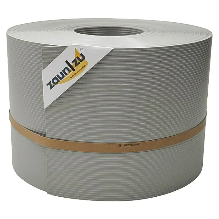zaun|zu Sichtschutzstreifen Rille PP DSM - 50 m x 19 cm x 0,1 cm, Steingrau - Nahaufnahme einer Rolle Zaunblende von Zaun|zu, ideal für mehr Privatsphäre im Garten. Das Produkt ist mit einem Papierband umwickelt und recycelbar.