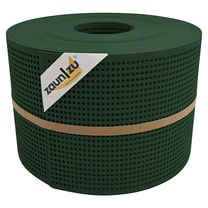 zaun|zu Sichtschutzstreifen Rille Gelocht 30% PP - 50 m x 19 cm x 0,1 cm, Tannengrün - Eine Rolle dunkelgrüner Zaunfolie von ZaunZu mit kleinen Löchern und braunem Band.