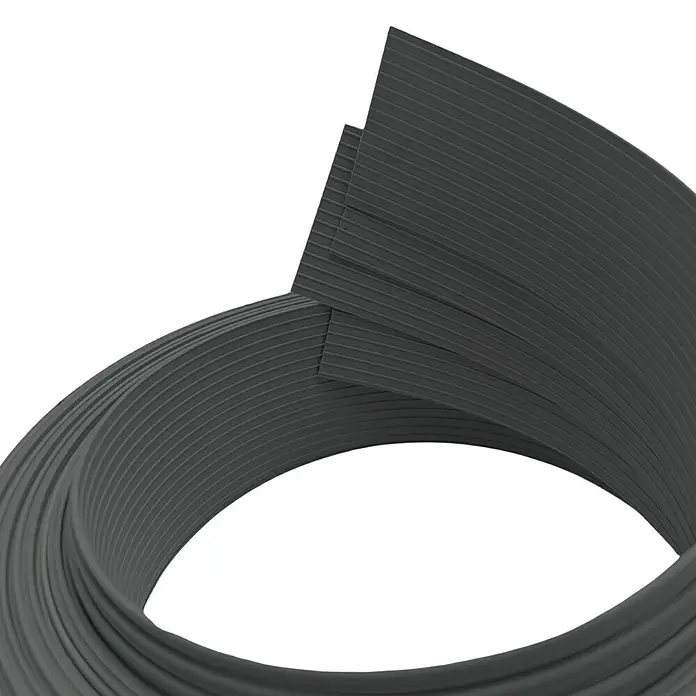 zaun|zu Sichtschutzstreifen Rille 1/4 Set - 2,55 m x 4,7 cm x 0,1 cm, Anthrazit - Detaillierte Aufnahme eines aufgerollten schwarzen Dichtungsbands. Ideal für Abdichtungen im Bauwesen und Handwerk.