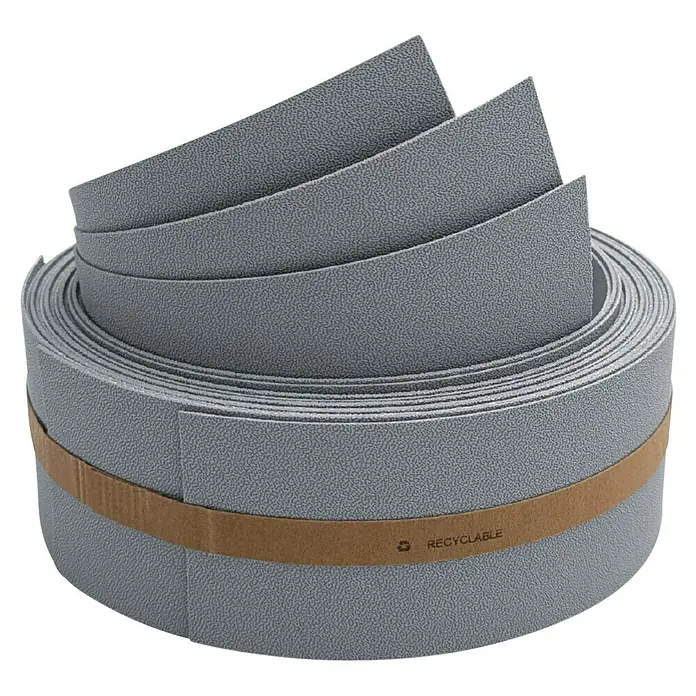 zaun|zu Sichtschutzstreifen Premium 1/3 - 2,55 m x 6,3 cm x 0,1 cm, Fenstergrau - Nahaufnahme einer Rolle graues, recycelbares Lenkerband für Fahrräder, das aufgerollt und mit einer Pappbanderole fixiert ist.