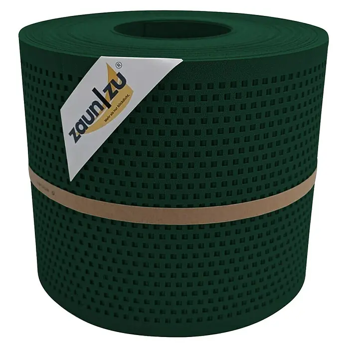 Sichtschutzstreifen Zaun|Zu Quadratisch - 26 m x 19 cm x 0,1 cm, Grün - Zaunblende auf Rolle von ZaunZu mit rechteckigen Aussparungen und einem Papierstreifen mit Logo.