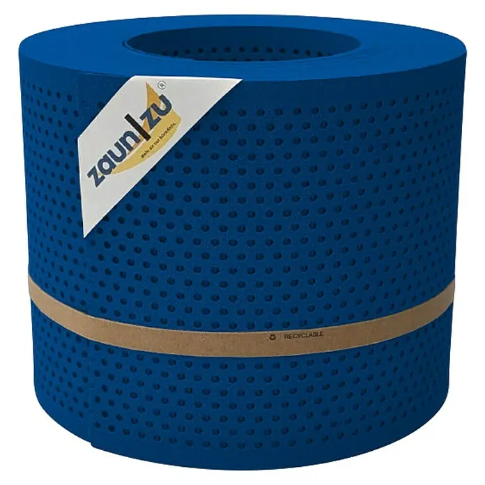 zaun|zu Sichtschutzstreifen Premium Gelocht 20% - 26 m x 19 cm x 0,1 cm, Enzianblau - Das Produkt ist eine blaue Zaunblende von Zaun/zu, perforiert und mit einem Recyclingband versehen, ideal für den Sichtschutz.