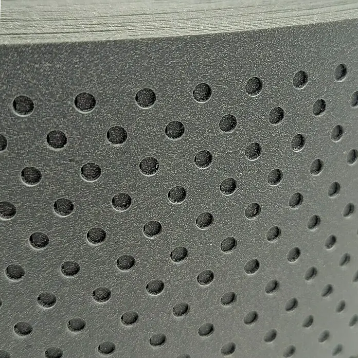 zaun|zu Sichtschutzstreifen Polyal Eco Gelocht - 26 m x 19 cm x 0,1 cm, Salbei - Nahaufnahme von gelochten, grauen Akustikplatten, die Schall absorbieren und für eine verbesserte Raumakustik sorgen.