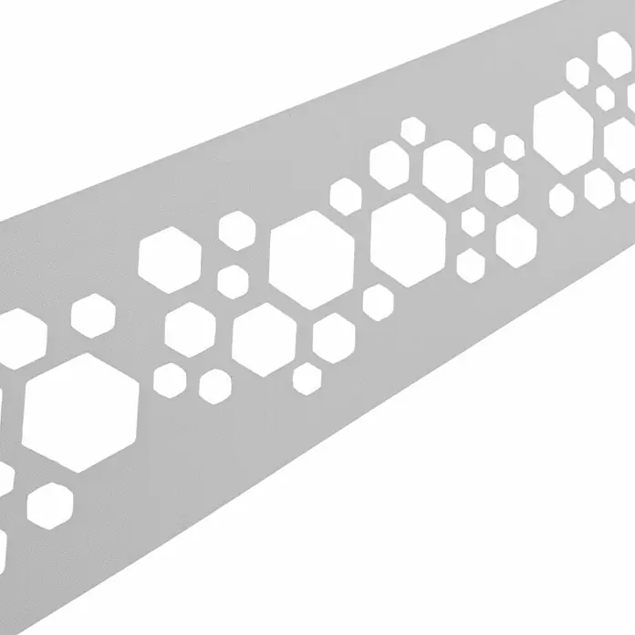 zaun|zu Sichtschutzstreifen Premium Hexagon Dekor - 2,55 m x 19 cm x 0,1 cm, Weiß transluzent - Nahaufnahme einer grauem Metallplatte mit einem Muster aus sechseckigen Aussparungen, die ein modernes und stilvolles Design erzeugen.