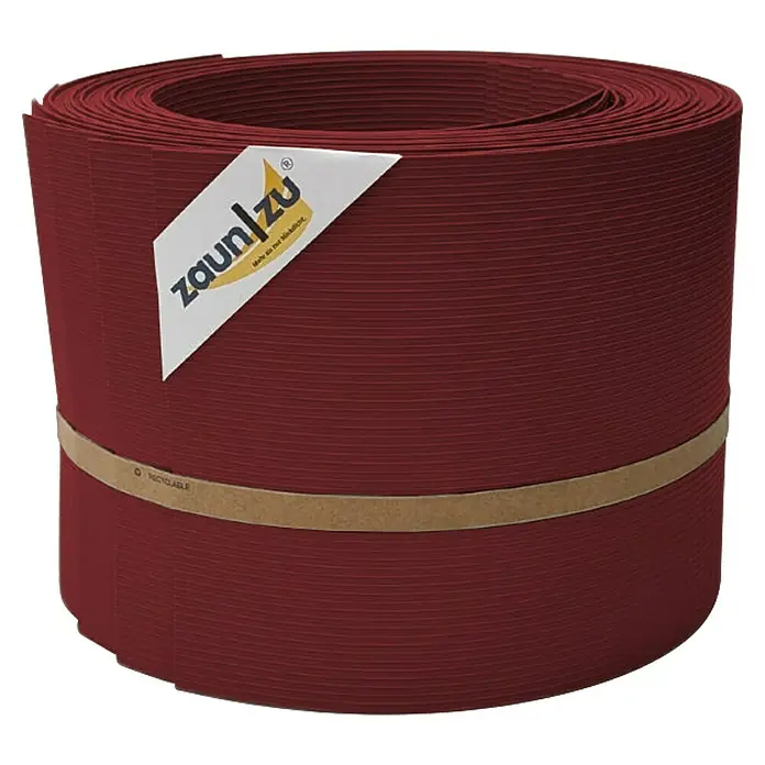 zaun|zu Sichtschutzstreifen Rille 10 x Einzelstreifen - 25,5 m x 19 cm x 0,1 cm, Bordeauxrot - Rolle Zaunstreifen in Burgunderrot von ZaunZu, umwickelt mit einem recycelbaren Papierband und einem weißen Etikett.