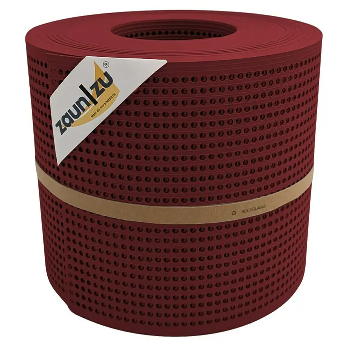 zaun|zu Sichtschutzstreifen Rille Gelocht 30% PP - 26 m x 19 cm x 0,1 cm, Bordeauxrot - Ein rotes Zaun|zu-Produkt, das mit einem Band umwickelt ist und ein Lochmuster aufweist. Ideal für den Garten!