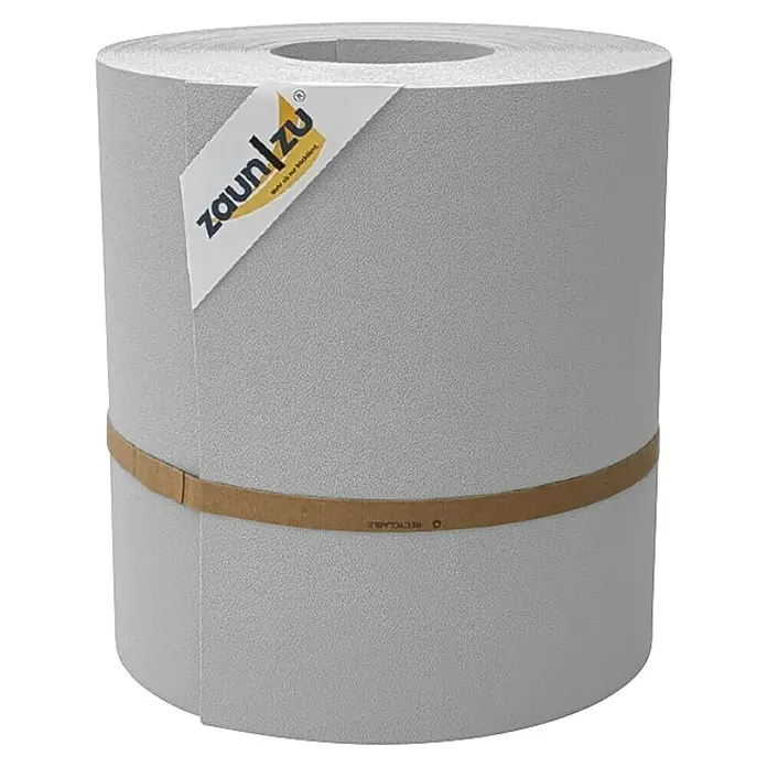 zaun|zu Sichtschutzstreifen Premium Maxi - L x B x H: 26 m x 24 cm x 0,1 cm, Lichtgrau - Graue Zaunfolie auf Rolle mit "Zaun/Zu" Etikett und braunem Band, recycelbar, für den Gartenzaun.