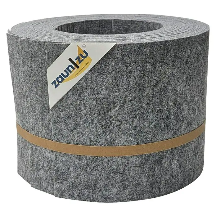 zaun|zu Sichtschutzstreifen Design Hellgrau - 2,55 m x 19 cm x 0,2 cm, Hellgrau, 10 Stk. - Nahaufnahme einer Rolle Zaunblende von ZaunZu aus grauem Filz mit einem braunen Halteband und einem Etikett.