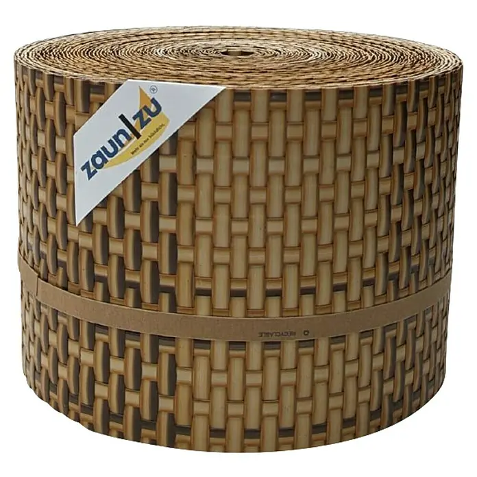 zaun|zu Sichtschutzstreifen Rattan PE - 26 m x 19 cm x 0,2 cm, Natur (Stroh) - Eine Rolle Zaunblende aus geflochtenem Material mit einem "Zaun zu" Aufkleber und einem Recyclingband.