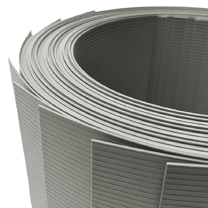 zaun|zu Sichtschutzstreifen Rille 10 x Einzelstreifen - 25,5 m x 19 cm x 0,1 cm, Steingrau - Nahaufnahme einer Rolle grauen, gerippten PVC-Kantenumleimers, ideal für Möbelbau und Kantenschutz, der sich durch Flexibilität und einfache Verarbeitung auszeichnet.