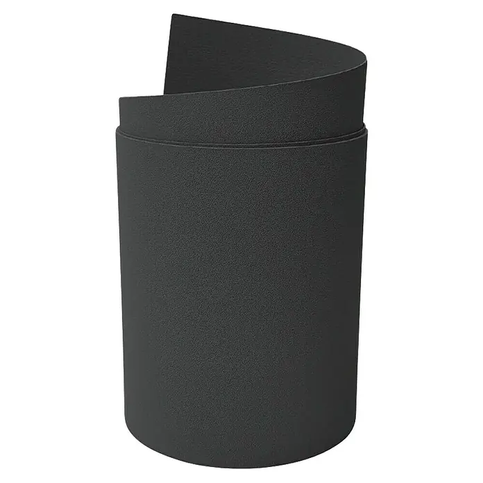 zaun|zu Sichtschutzstreifen Premium Maxi - L x B x H: 2,05 m x 24 cm x 0,1 cm - Schwarze Coil-Abdeckung: robuste zylindrische Form mit aufgerollter Oberseite, ideal für industriellen Schutz.