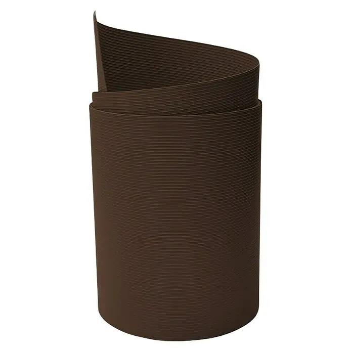 zaun|zu Sichtschutzstreifen Rille Maxi - 2,05 m x 24 cm x 0,12 cm, Braun - Nahaufnahme einer gerollten braunen Abdichtung, die ihre flexible, gewellte Textur und ihre mögliche Anwendung in Bauprojekten hervorhebt.
