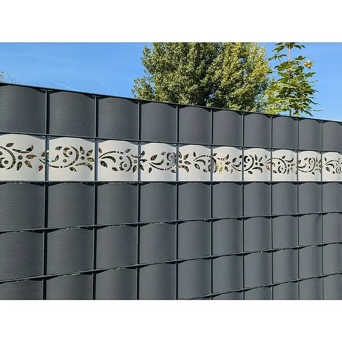 zaun|zu Sichtschutzstreifen Premium Floral Dekor 1 - 2,55 m x 19 cm x 0,1 cm, Tiefschwarz - Detailansicht eines modernen grauen Gartenzauns mit dekorativem, floralem Muster. Der Zaun bietet Privatsphäre und ist gleichzeitig ein Blickfang.