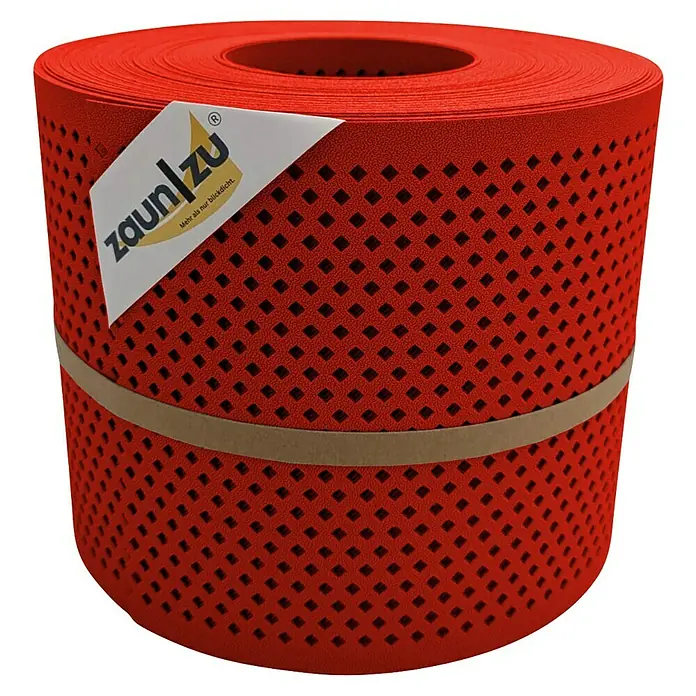 zaun|zu Sichtschutzstreifen Premium Gelocht Diamant - 26 m x 19 cm x 0,1 cm, Rot - Nahaufnahme einer Rolle Zaunblende in Rot mit quadratischen Öffnungen und einem Band.