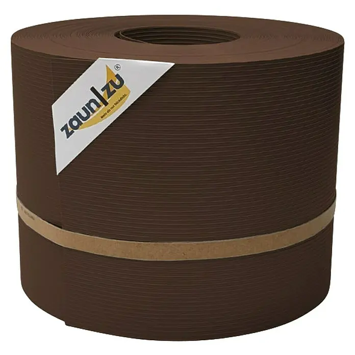 zaun|zu Sichtschutzstreifen Rille - 35 m x 19 cm x 0,1 cm, Braun - Eine Rolle Zaunfolie in Braun, mit Papierband fixiert und einem Herstelleretikett. Die Rolle ist sauber aufgerollt und verkaufsbereit.