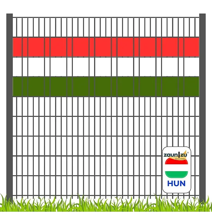zaun|zu Sichtschutzstreifen Akzent-Sichtschutzstreifen in den Landesfarben von Ungarn - 2,55 m x 0,1 cm x 19 cm, Blau/Rot/Weiß, Ungarn, Volle Streifenbreite - Ein Gartenzaun mit den ungarischen Nationalfarben rot, weiß und grün und einem Firmenlogo.