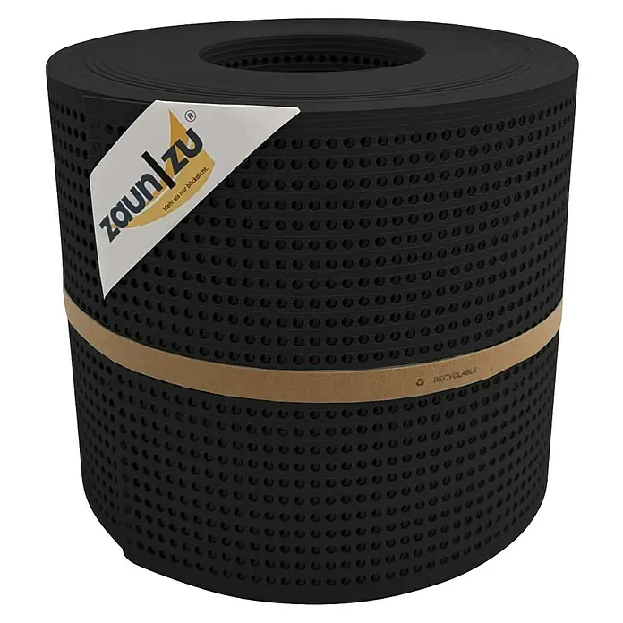 zaun|zu Sichtschutzstreifen Rille Gelocht 30% PP - 26 m x 19 cm x 0,1 cm, Tiefschwarz - Nahaufnahme einer Zaunblende von Zaun zu, aufgerollt und mit einem Papierband mit der Aufschrift "Recyclebar" versehen.