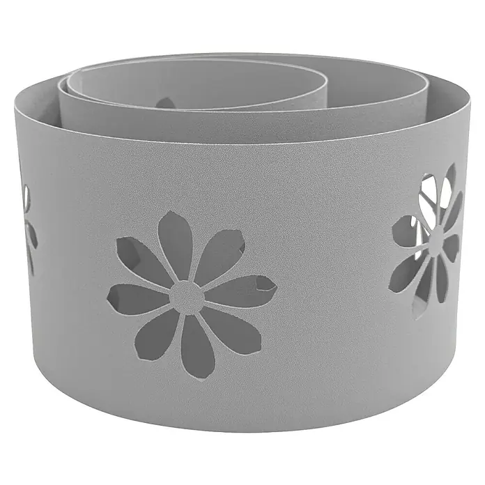 zaun|zu Sichtschutzstreifen Premium - 19 x 0,1 cm, Lichtgrau - Nahaufnahme eines modernen, spiralförmigen Kerzenhalters aus grauem Metall mit ausgeschnittenen Blumenmustern, der eine sanfte, dekorative Beleuchtung bietet.