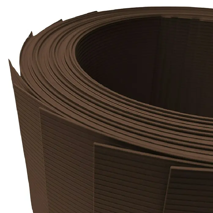zaun|zu Sichtschutzstreifen Rille 10 x Einzelstreifen - 25,5 m x 19 cm x 0,1 cm, Braun - Nahaufnahme einer Rolle brauner Rasenkante. Das flexible und langlebige Produkt eignet sich ideal für die Gartengestaltung.
