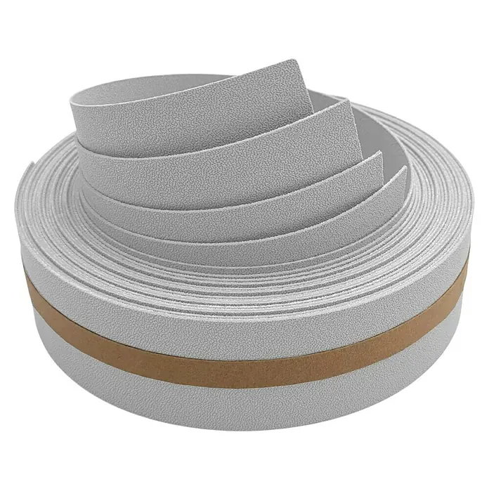 zaun|zu Sichtschutzstreifen Premium 1/4 Set - 2,55 m x 4,7 cm x 0,1 cm, Lichtgrau - Nahaufnahme einer aufgerollten, selbstklebenden Kantenschutzleiste mit grauem Dekor, ideal für saubere Abschlüsse.