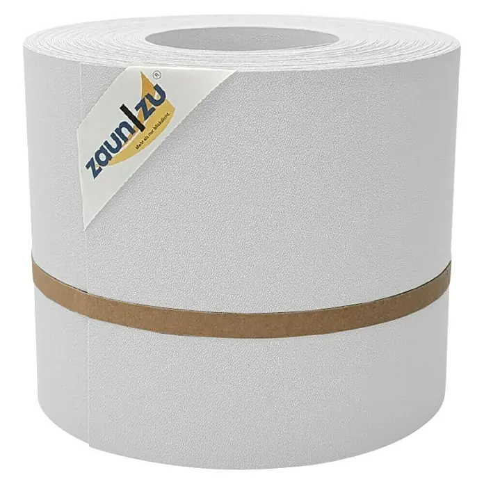 zaun|zu Sichtschutzstreifen Premium DSM - 26 m x 19 cm x 0,1 cm, Weiß transluzent - Nahaufnahme einer Zaunblende von Zaun/zu in Hellgrau, gehalten von einem braunen Band und mit einem Logoaufkleber versehen.