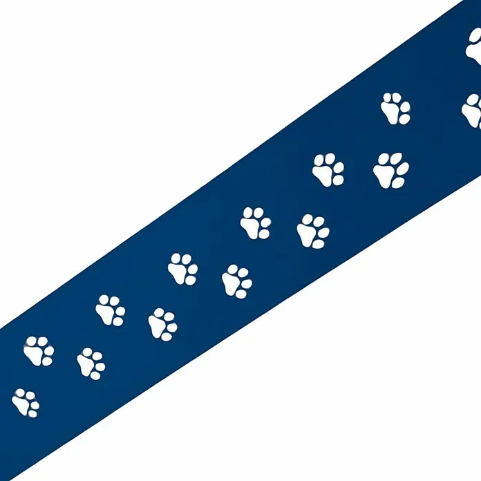 zaun|zu Sichtschutzstreifen Premium Tapsi - 2,55 m x 19 cm x 0,1 cm, Enzianblau - Blaues Band mit weißen Pfotenabdrücken, das sich diagonal über einen weißen Hintergrund erstreckt. Perfekt für Tierliebhaber.