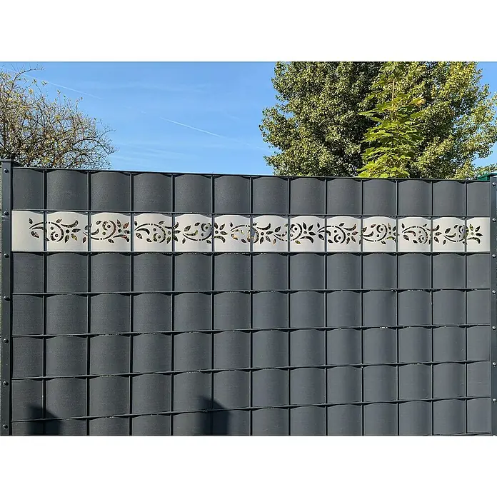 zaun|zu Sichtschutzstreifen Premium Floral Dekor 1 - 2,55 m x 19 cm x 0,1 cm, Tiefschwarz - Nahaufnahme eines dekorativen grauen WPC-Sichtschutzzauns mit floralem Design, ideal für Garten und Terrasse.