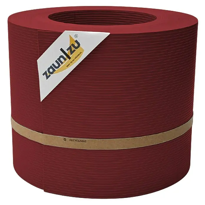zaun|zu Sichtschutzstreifen Rille PP DSM - 26 m x 19 cm x 0,1 cm, Bordeaux - Nahaufnahme einer Rolle Zaunfolie von Zaun|zu in Burgunderrot, die mit einer Kartonbanderole mit dem Aufdruck "Recyclable" versehen ist.