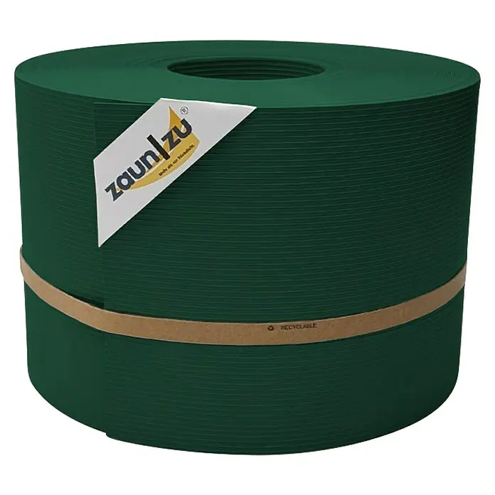 zaun|zu Sichtschutzstreifen Rille PP DSM - 50 m x 19 cm x 0,1 cm, Grün - Eine Rolle blickdichter Zaunfolie in dunklem Grün, zusammengehalten durch ein Band, mit Herstelleretikett.