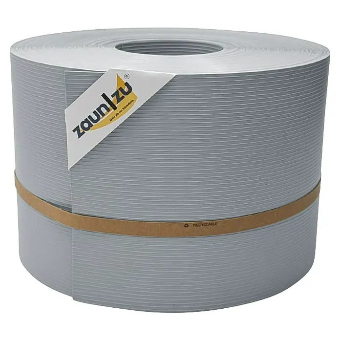 zaun|zu Sichtschutzstreifen Rille PP DSM - 50 m x 19 cm x 0,1 cm, Fenstergrau - Nahaufnahme einer Rolle Zaunfolie in Grau mit Papierband und Etikett. Sichtschutzfolie für den Gartenzaun in Premium Qualität.