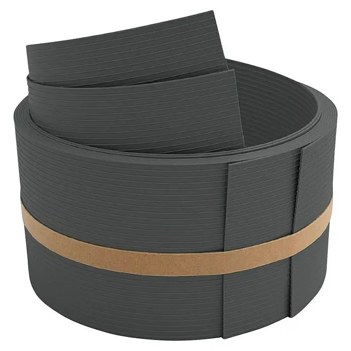 zaun|zu Sichtschutzstreifen Rille 1/2 - 2,55 m x 9,5 cm x 0,1 cm, Anthrazit - Das Bild zeigt eine Rolle graue Kantenanleimer, die mit einem Band zusammengehalten wird. Die Kantenanleimer haben eine feine Rillenstruktur.