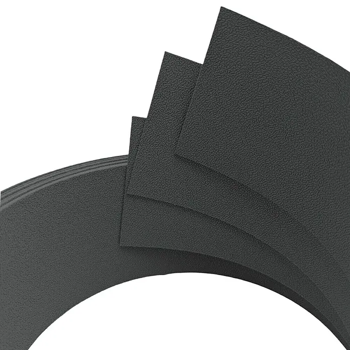 zaun|zu Sichtschutzstreifen Premium 1/3 - 2,55 m x 6,3 cm x 0,1 cm, Anthrazit - Die Abbildung zeigt eine Detailaufnahme von mehreren übereinander liegenden, schwarzen Dämmplatten mit einer feinen Oberflächenstruktur.