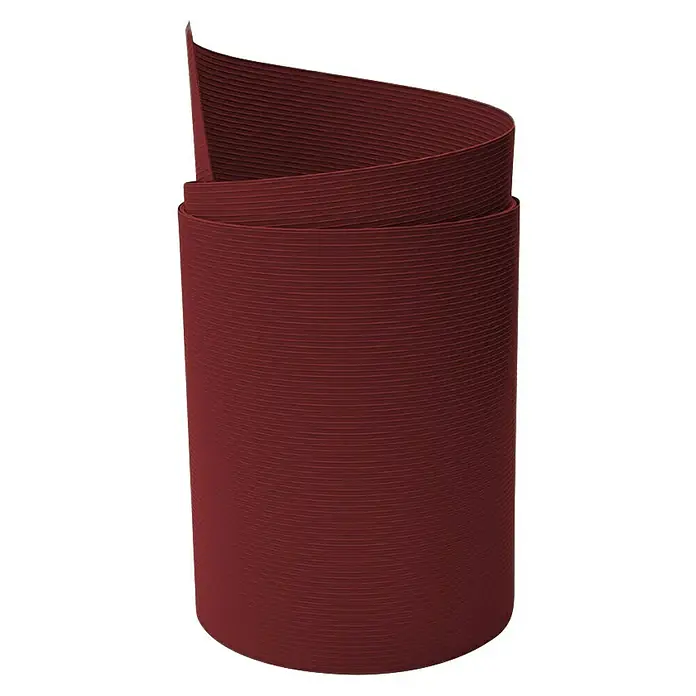 zaun|zu Sichtschutzstreifen Rille Maxi - 2,05 m x 24 cm x 0,12 cm, Bordeaux - Eine rote, gerippte Schlauchrolle, die sich spiralförmig nach oben windet, um das Produkt und seine Textur hervorzuheben.