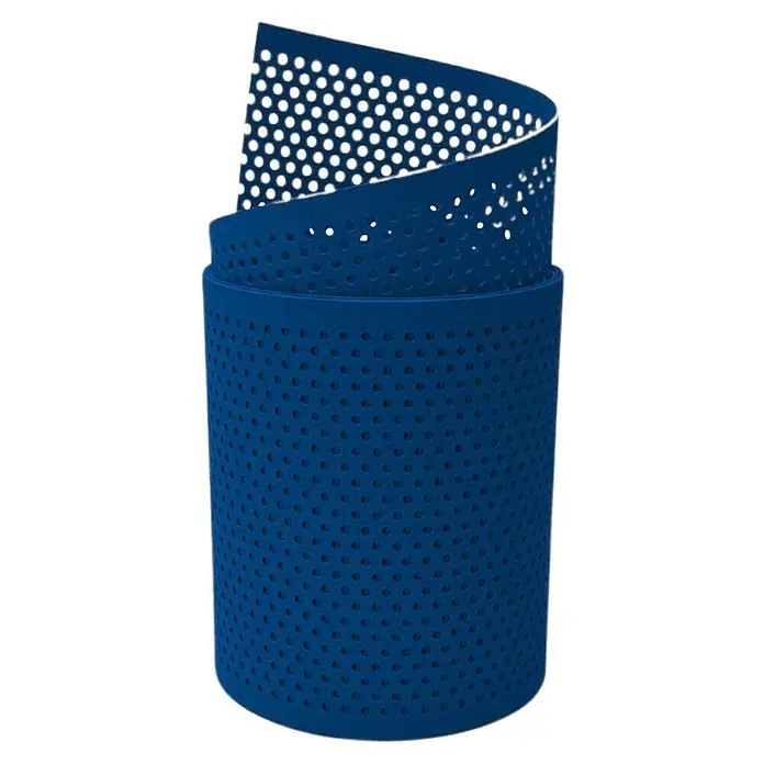 zaun|zu Sichtschutzstreifen Premium Gelocht 20% - 2,55 m x 19 cm x 0,1 cm, Enzianblau - Blaues, perforiertes Materialband, das spiralförmig aufgerollt ist und die Textur des Materials hervorhebt.