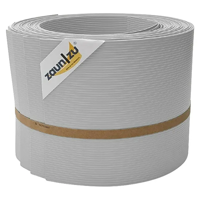 zaun|zu Sichtschutzstreifen Rille 10 x Einzelstreifen - 25,5 m x 19 cm x 0,1 cm, Lichtgrau - Aufgerollter Sichtschutzstreifen von Zaun|zu mit braunem Band und Etikett. Das Produkt bietet Privatsphäre und ist aus recycelbarem Material.