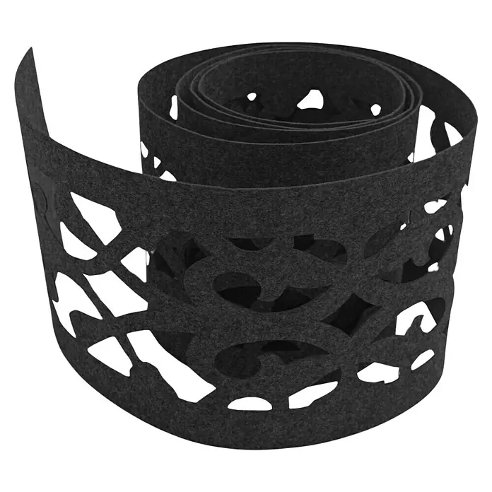 zaun|zu Sichtschutzstreifen Design Orient - 2,6 m x 19 cm x 0,2 cm, Schwarzgrau - Ein aufgerolltes, dekoratives Filzband in Anthrazit mit einem filigranen Muster, ideal für kreative Bastelprojekte und Geschenkverpackungen.