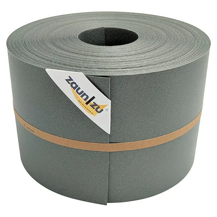 zaun|zu Sichtschutzstreifen Eco Salbei - 50 m x 19 cm x 0,1 cm, Salbei, 1 Stk. - Nahaufnahme einer Rolle Zaunfolie "Zaun/zu" mit braunem Band und Markenetikett, aufgerollt und bereit zur Verwendung, für mehr Privatsphäre.