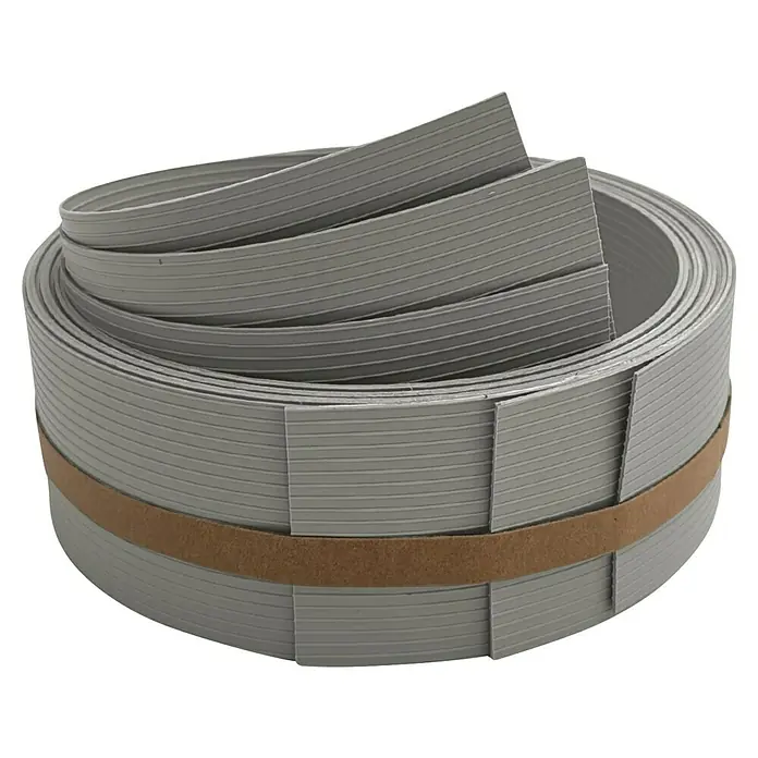 zaun|zu Sichtschutzstreifen Rille Drittel Set - 2,55 m x 6,3 cm x 0,1 cm, Steingrau - Abgebildete graue Kantenanleimer-Rolle mit feinen Rillen, die mit einem braunen Band zusammengehalten wird. Ideal für Möbelprojekte!