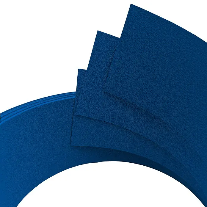 zaun|zu Sichtschutzstreifen Premium 1/3 - 2,55 m x 6,3 cm x 0,1 cm, Enzianblau - Die blaue Kunststoffplatten zeigen eine gestapelte Anordnung mit einer leicht strukturierten Oberfläche, ideal für vielfältige Anwendungen.