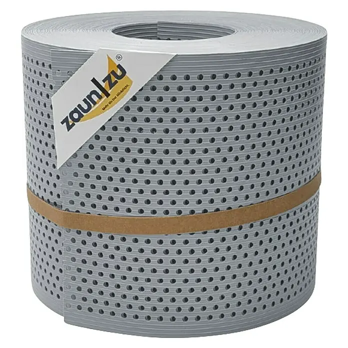 zaun|zu Sichtschutzstreifen Rille Gelocht 20% PP - 26 m x 19 cm x 0,1 cm, Fenstergrau - Graue Zaunblende auf Rolle mit Etikett und Halteband, ideal für Sichtschutz und Gestaltung im Garten.